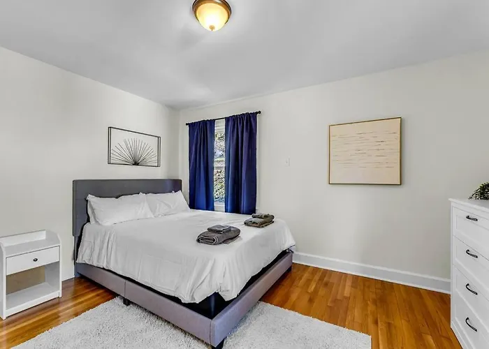 Fully Renovated 4 Bed Buena Vista House Near Wfu Holiday home Winston-Salem